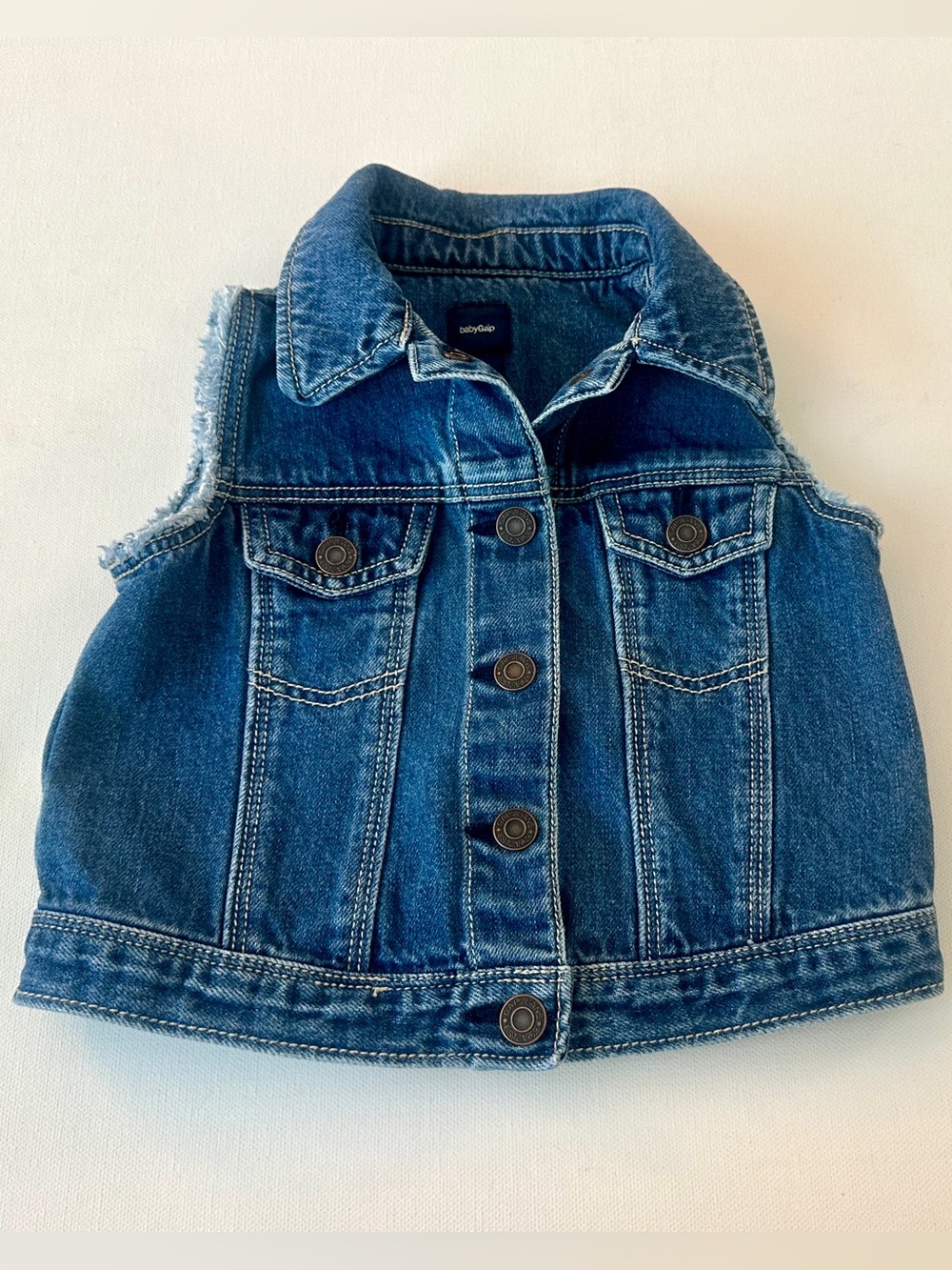 GAP girl’s Denim vest. frayed sleeveless edges, chest flap pocket.  Size 4T.